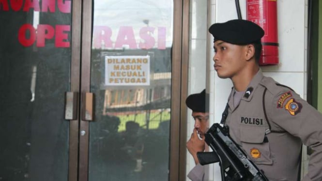 Polisi menjaga ruang operasi seorang narapidana korban ledakan bom di Rumah Sakit Kasih Ibu, Kota Lhoksumawe, Aceh, pada Senin, 24 Oktober 2016.