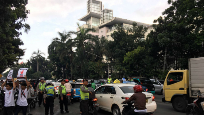 Kemacetan di depan Balai Sudirman, Jakarta Selatan.