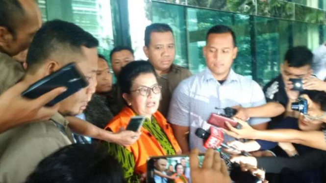 Mantan Menteri Kesehatan, Siti Fadilah Supari ditahan penyidik KPK