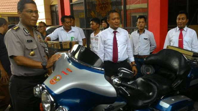 Motor gede Harley Davidson yang disita polisi dari Padepokan Dimas Kanjeng diperlihatkan di Markas Polda Jatim di Surabaya pada Senin, 25 Oktober 2016.