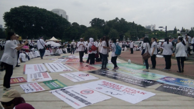 Pengurus Ikatan Dokter Indonesia (IDI) melakukan orasi di depan Istana Negara