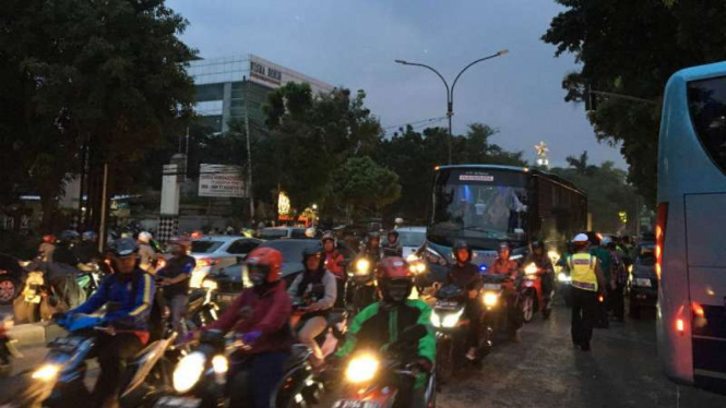 Kemacetan di depan gedung Balai Sudirman usai penetapan cagub DKI Jakarta, Senin, 24 Oktober 2016. 