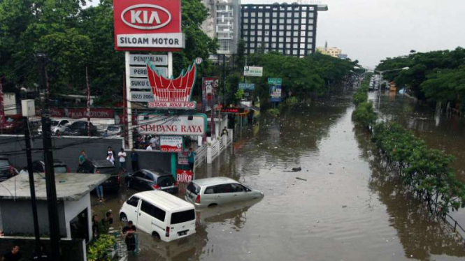 Sejumlah kendaraan terjebak banjir di kawasan Pasteur, Bandung, Jawa Barat, Senin (24/10/2016)