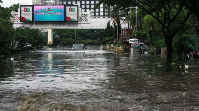 Sejumlah kendaraan terjebak banjir di kawasan Pasteur, Bandung, Jawa Barat.