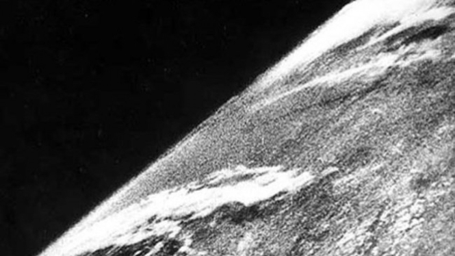Foto pertama Bumi dari antariksa.