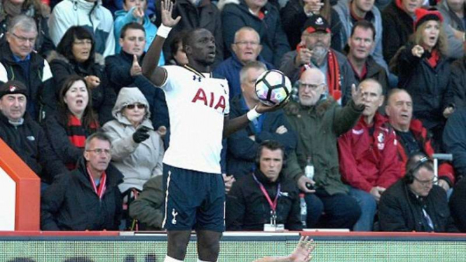 Gelandang Tottenham Hotspur, Moussa Sissoko (berdiri) 
