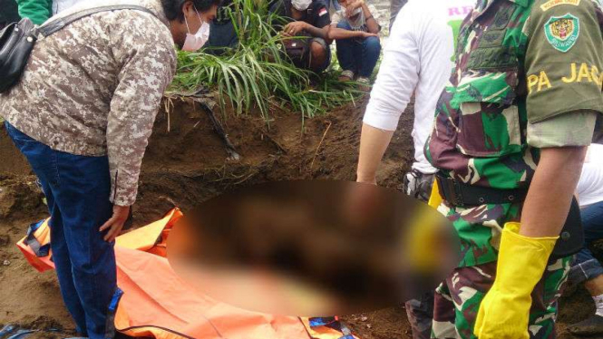 Aparat keamanan dan warga mengevakuasi satu jenazah korban banjir bandang di Kabupaten Garut yang ditemukan pada Selasa pagi, 25 Oktober 2016.
