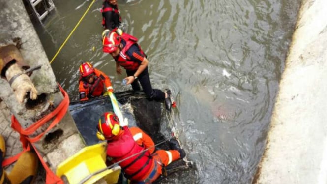 Mobil terperosok ke Sungai te Citepus terbawa arus saat banjir di  Pasirkoja