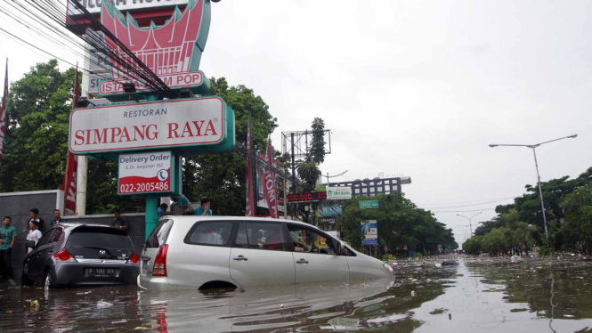 Banjir yang menerjang Jalan Pasteur, Kota Bandung, Jawa Barat. (25/10/16)