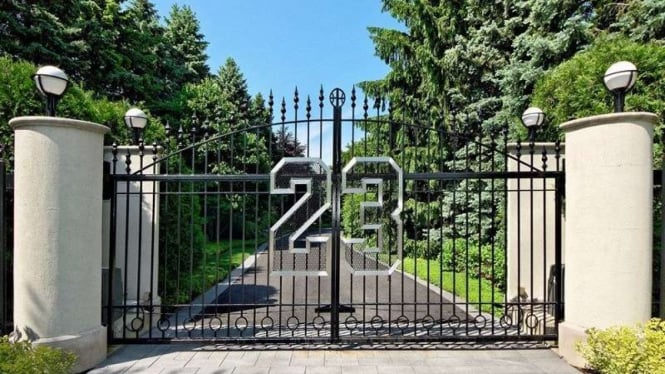 Pintu gerbang rumah michael jordan di Highland Park, Illinois