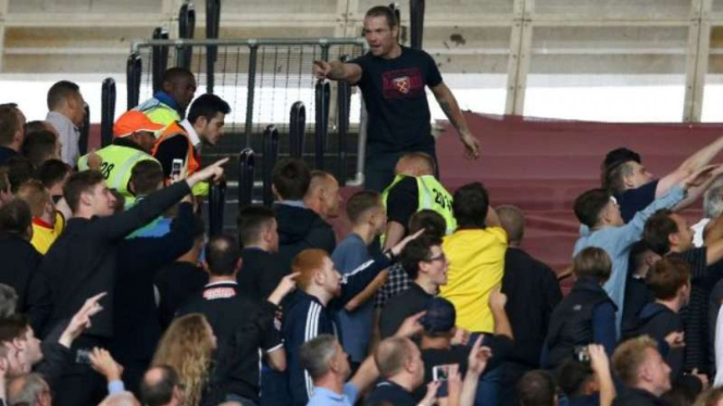 Kerusuhan pendukung West Ham ketika bertemu Watford