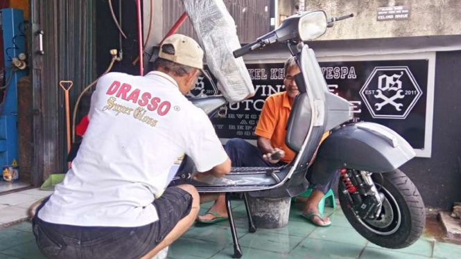 Pengecatan ulang Vespa klasik.