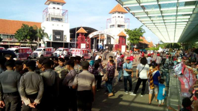 Massa pendukung pasangan calon Pilkada DKI di Kemayoran, Jakarta.