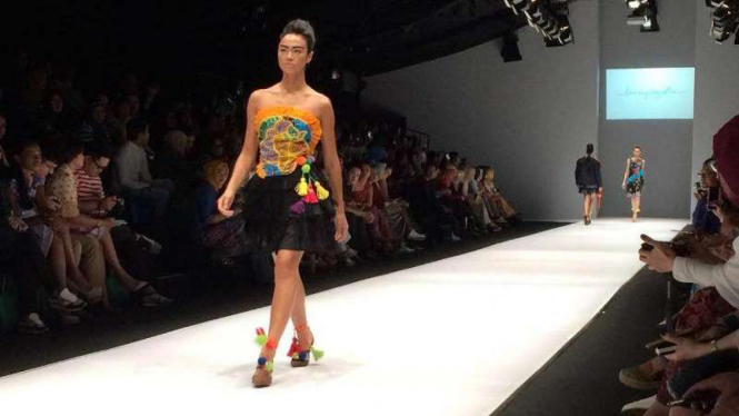 Koleksi tema Jaranan karya Lenny Agustin di Jakarta Fashion Week.