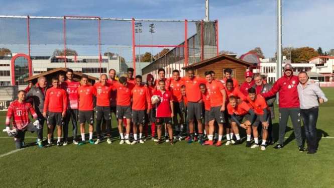 Fabian Duro (membawa bola) berfoto bersama pemain Bayern Munich