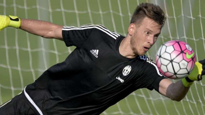 Kiper Valencia, Norberto Neto, ketika berkostum Juventus.