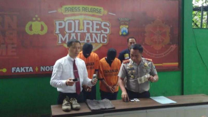 Polres Malang bersama dua tersangka pelaku penculikan balita.