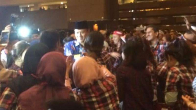 Relawan Ahok-Djarot berebut foto bareng Agus Yudhoyono.