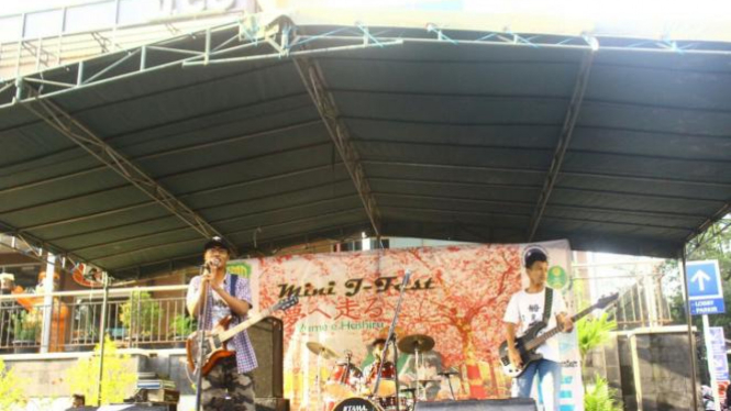 Karanggesing Band, salah satu band yang tampil di acara JFest Surakarta.