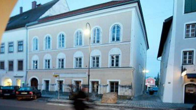 Rumah Kuning tempat kelahiran Adolf Hitler di Austria.