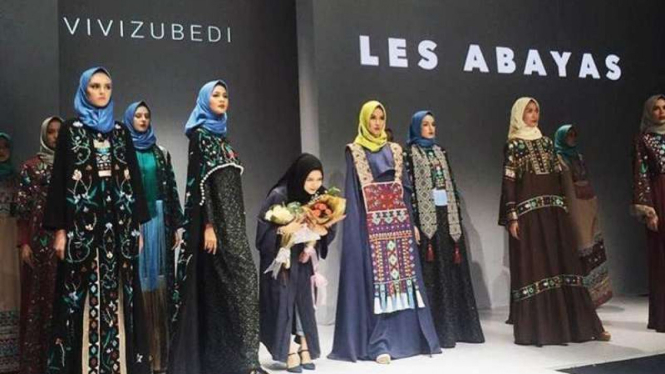 Koleksi abaya Vivi Zubedi di Jakarta Fashion Week