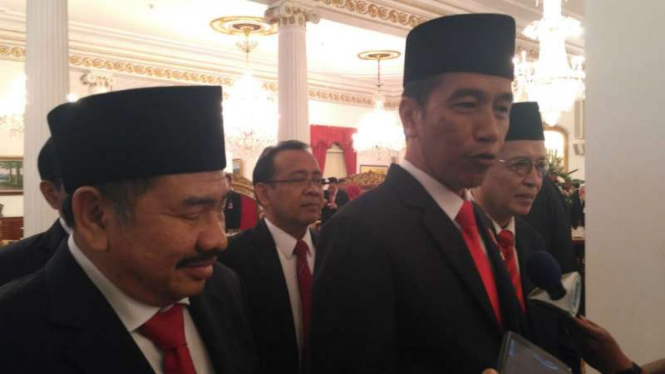 Presiden Joko Widodo bersama Kepala PPATK dan Wakilnya 