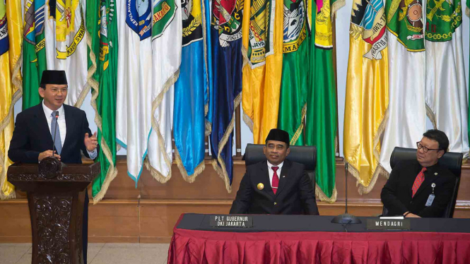 Plt Gubernur DKI Jakarta Sumarsono (tengah)