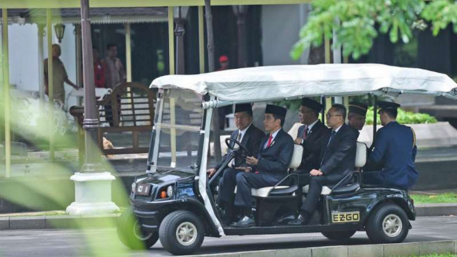 Presiden Jokowi mengemudikan golf car didampingi Wapres JK