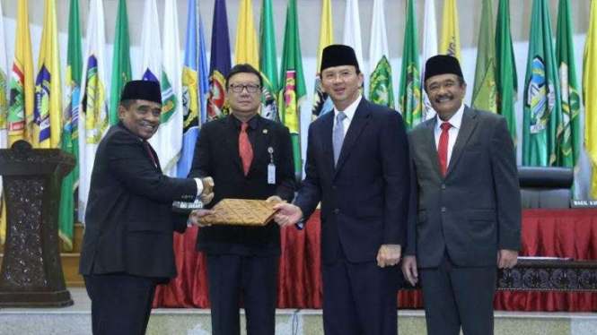 Serah terima jabatan antara Gubernur DKI Jakarta Basuki Tjahaja Purnama atau Ahok dan Soemarsono yang kini ditunjuk menjadi pelaksana tugas Gubernur.