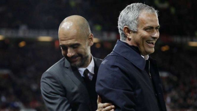 Pep Guardiola dan Jose Mourinho tertawa bersama, seusai laga MU vs ManCity