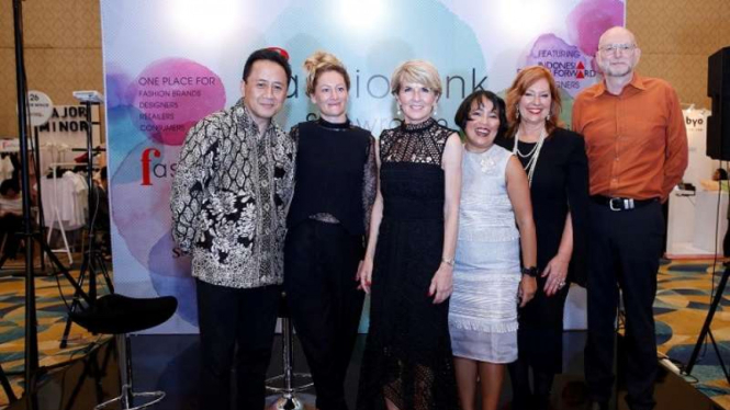 Menlu Australia, Julie Bishop (ketiga dari kiri) di Jakarta Fashion Week