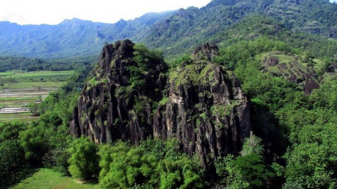 Pemandangan Gunung Kembar dari Bukit Sepikul.
