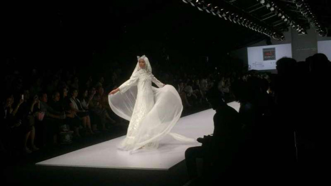 Koleksi gaun pengantin Oki Setiana Dewi di JFW 2017