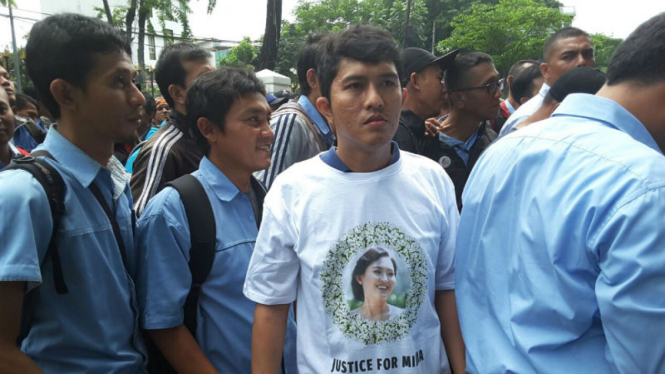 Simpatisan pendukung Wayan Mirna Salihin di PN Jakpus