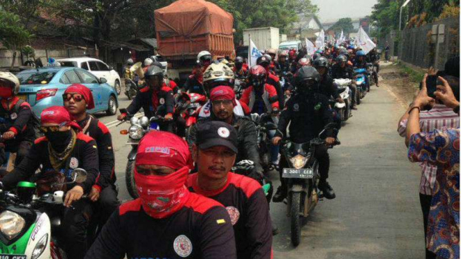 Aksi konvoi kendaraan buruh di Tangerang. Buruh menuntut kenaikan UMK 10 persen