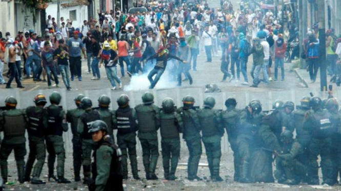 Bentrokan terjadi antara oposisi dan militer di Venezuela, 26 Oktober 2016.