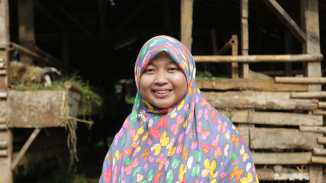 Heni Sri Sundani memilih pulang ke kampung halamannya di Ciamis, Jawa Barat untuk menjadi guru bagi anak-anak kurang mampu.