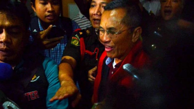 Dahlan Iskan saat hendak ditahan di Kejaksaan Tinggi Jawa Timur, 27 Oktober 2016.