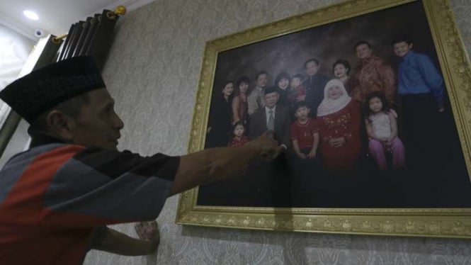 Seorang kerabat Kapolri Jenderal Pol Tito Karnavian menunjukkan foto semasa hidup ayahanda Tito, Achmad Saleh, di rumah duka Jln Sambu, Palembang, Sumatera Selatan, Kamis (27/10/2016). 