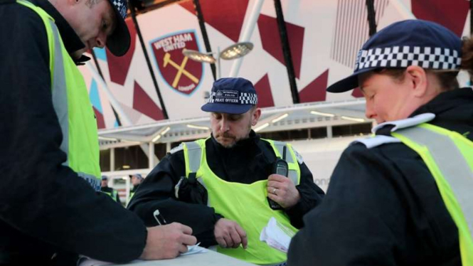 Petugas kepolisian di markas West Ham United