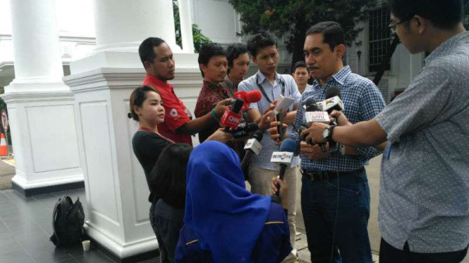 Kepala BNPT Suhardi Alius ke Istana Kepresidenan dengan menggunakan jins