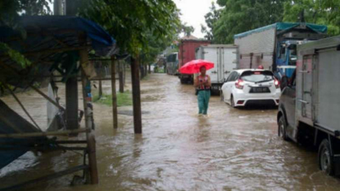 Banjir di jalur alternatif Gedebage Kota, Jalan Rumah Sakit, Bandung.