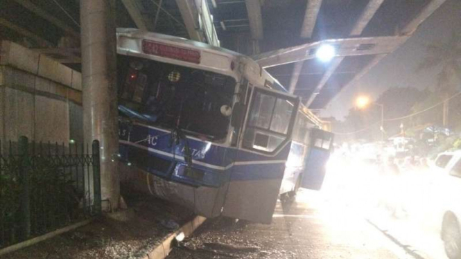Kecelakaan bus Patas di Pulomas.