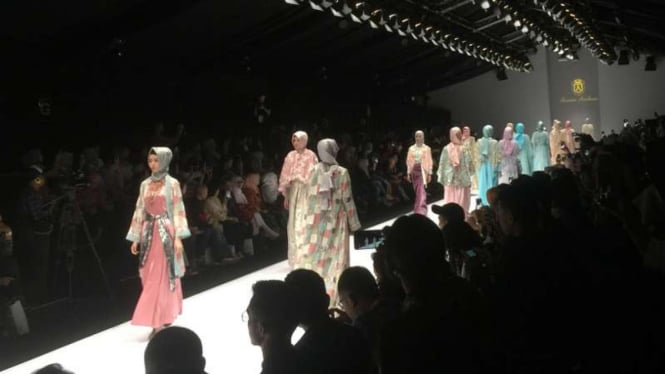 Peragaan busana koleksi Anniesa Hasibuan di JFW 2017.