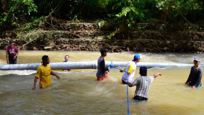 Pipa PDAM yang patah dan rusak akibat diterjang banjir bandang di Gorontalo