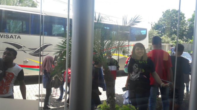 Fans Timnas Indonesia yang menyerbu tertahan di luar hotel.