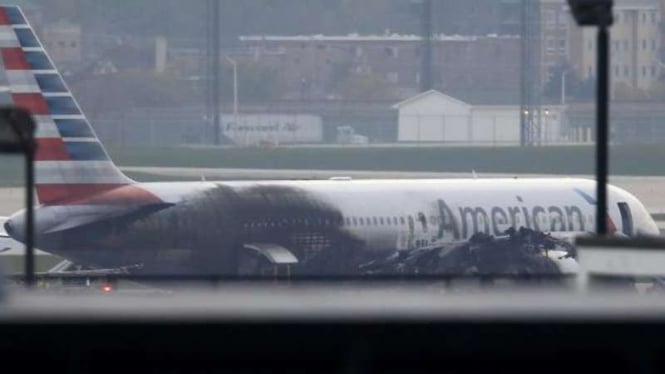 Pesawat American Airlines terbakar