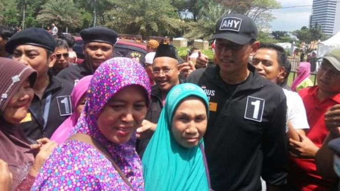Agus Harimurti Yudhoyono di tengah kerumunan ibu-ibu (Sabtu,29/10/2016)