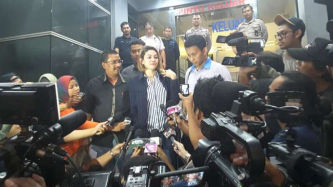 Selebritas Nikita Mirzani (kedua dari kanan) mendatangi Polda Metro Jaya untuk melaporkan Julia Perez alias Jupe pada Sabtu, 29 Oktober 2016.