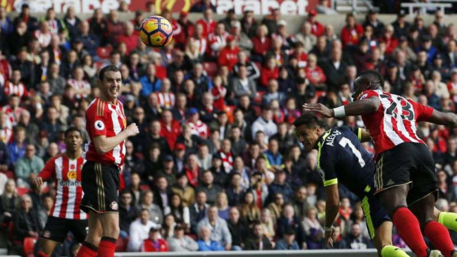 Alexis Sanchez mencetak gol ke gawang Sunderland